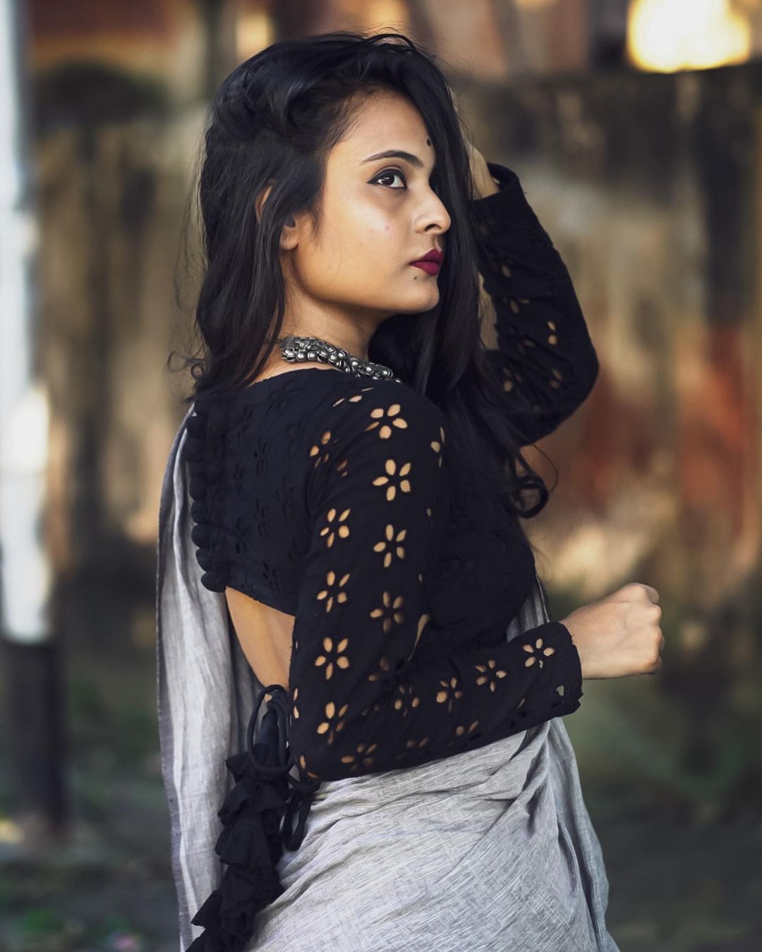 black hakoba backless blouse image