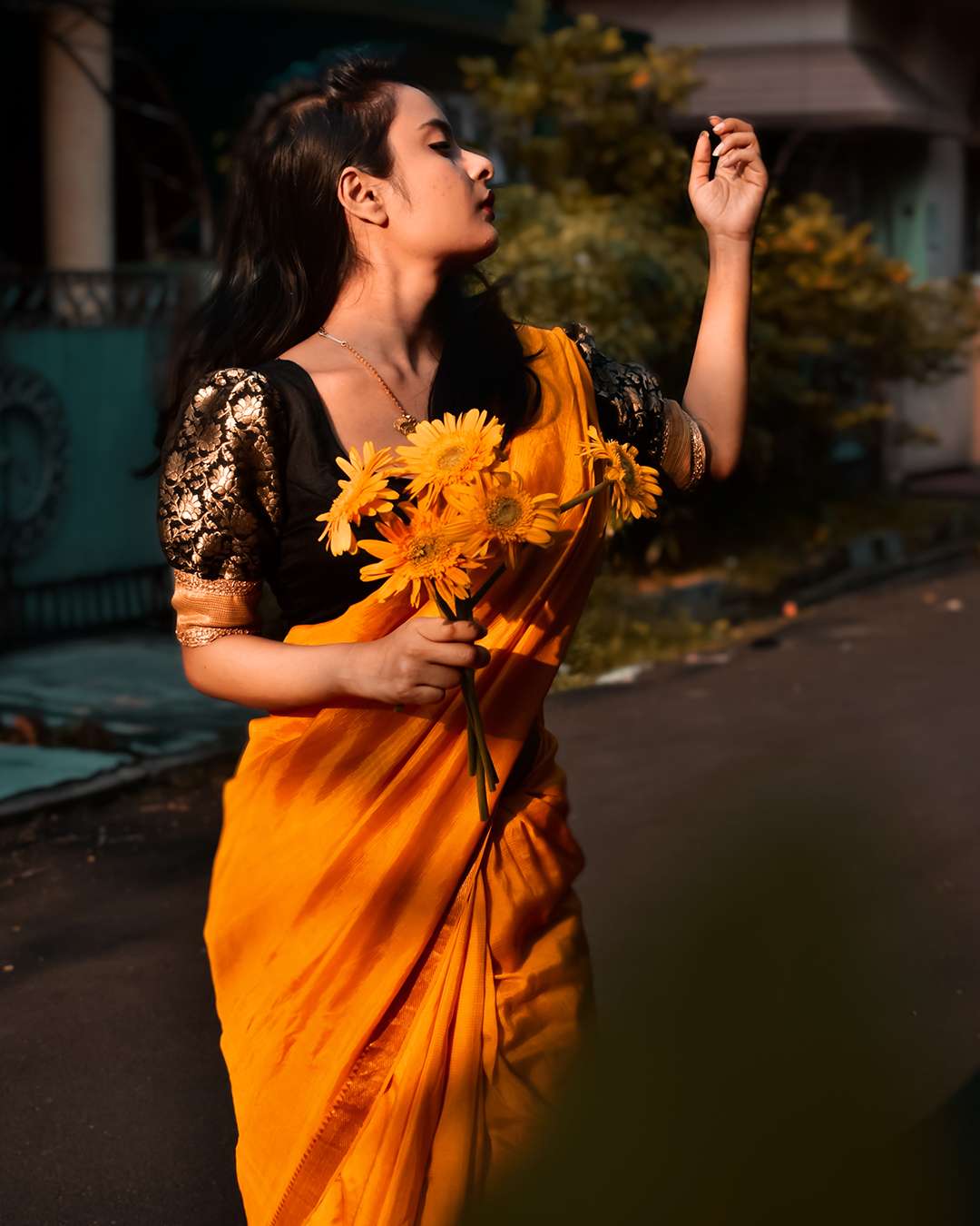 Black Rasm Puff Sleeves